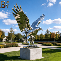 Sculpture moderne géante d'aigle à ailes écartées en acier inoxydable, statue d'animal géométrique pour ornement de monument extérieur