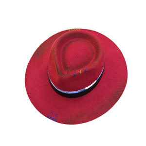 Personnalisé rétro vintage <span class=keywords><strong>rouge</strong></span> large bord rigide Fedora hommes femmes <span class=keywords><strong>chapeau</strong></span> 100% laine feutre <span class=keywords><strong>chapeau</strong></span>, en détresse brûlé à la main <span class=keywords><strong>borsalino</strong></span> chapeaux - Product Image 6