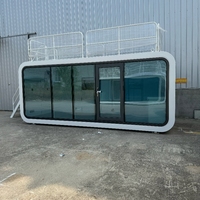 Capsules de glamping de luxe de haute technologie, structure modulaire en acier, pods spatiaux à louer, conception préfabriquée pour des séjours uniques