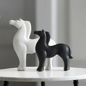 รูปปั้นพอร์ซเลนสไตล์นอร์ดิกที่ทันสมัยตกแต่งบ้านสำนักงานรูปปั้นประติมากรรมม้าเซรามิกศิลปะสีดำและสีขาว