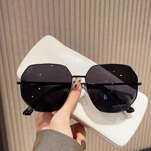 Gafas de Sol de Alta Gama Personalizadas para Mujer, Modelo Moderno con Montura Completa de Metal, <span class=keywords><strong>Lentes</strong></span> de PC, Alto Valor Estético, UV400 - Product Image 4