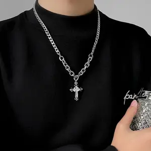 Colar hipster masculino pingente de cruz sobreposto titânio gravado aço nicho design alto hip hop Instagram acessórios de rua