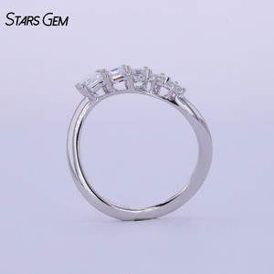 Anillo Clásico de Cinco Piedras de Oro Blanco Sólido de 10K con Diamante Cultivado en Laboratorio de Corte Asscher de 0.58ct, DEF VS, Talla Graduada, Unisex, de Starsgem - Product Image 4