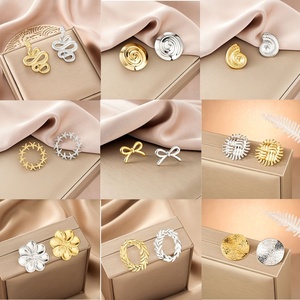 Pendientes de botón de oro para mujer, con textura de corazón, hoja y flor, de acero inoxidable, geométricos exagerados, modernos, chapados en oro de 14K, personalizados para fiesta - Product Image 1