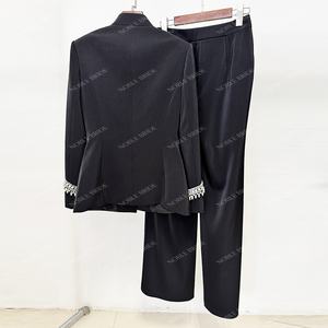 Costume pour <span class=keywords><strong>femme</strong></span> à col mandarin noir avec détails brodés blancs Blazer élégant et <span class=keywords><strong>pantalon</strong></span> large Deux pièces - Product Image 4