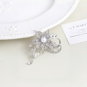 เข็มกลัดรูปดอกไม้ประดับมุกและคริสตัลสไตล์เกาหลีสุดฮิต ดีไซน์ย้อนยุค ชุบทอง วัสดุอัลลอยด์ เหมาะสำหรับงานแต่งงานและงานหมั้น - Product Image 5