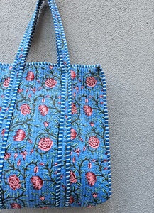 Bolso Tote de Algodón Acolchado con Diseño Floral Azul Estampado a Mano / Bolso Floral Reversible para Uso Diario de Mujeres - Product Image 4