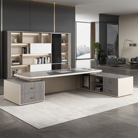 Bureau de direction minimaliste moderne pour présidents, managers, superviseurs, salle de réunion, grand bureau en bois avec bordure plaquée