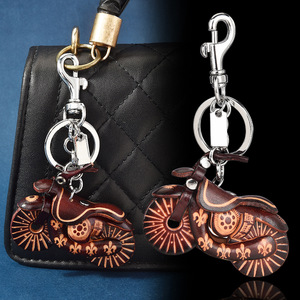 <span class=keywords><strong>Llavero</strong></span> de cuero rojo para motocicleta al por mayor, <span class=keywords><strong>llavero</strong></span> de cuero PU hecho a mano, elegante amuleto de motocicleta para bolsos o regalos - Product Image 2