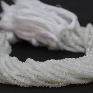 Chaîne de perles facettées rondes en pierre de lune blanche naturelle de 4 mm, qualité AAA, certifiées IGI, vente en gros pour la fabrication de bijoux - Product Image 1