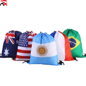 Sac à cordon en polyester 210D imperméable 34 * 43 cm sur le thème du drapeau national, personnalisable pour la Coupe du Monde de football - Product Image 1
