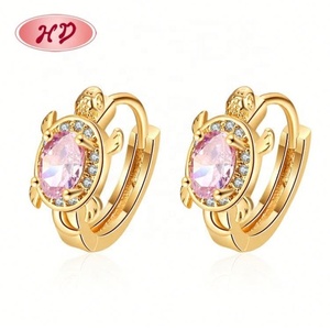 Boucles d'oreilles créoles plaquées or motif tortue, petites boucles d'oreilles créoles mignonnes en zircon cubique, bijoux fantaisie - Product Image 2