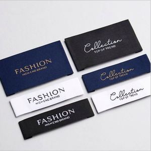 Étiquette tissée personnalisée en satin noir pour tissu de repassage Centerfold, logo tissé professionnel sur mesure pour vêtements - Product Image 1