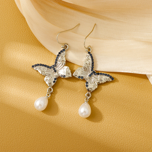 Encantadores pendientes <span class=keywords><strong>de</strong></span> gota <span class=keywords><strong>de</strong></span> mariposa chapados en plata <span class=keywords><strong>de</strong></span> aleación delicada, pendientes casuales diarios <span class=keywords><strong>de</strong></span> perlas <span class=keywords><strong>de</strong></span> cristal azul para mujeres jóvenes - Product Image 2
