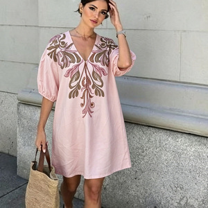 Robe mini rose bohème brodée à col en V, coupe empire, manches bouffantes, style décontracté d'été, tricotée, respirante, motif floral sur le devant - Product Image 3