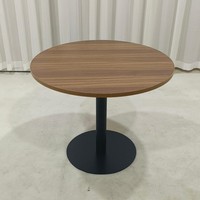Table à manger ronde avec plateau en bois et base en métal noir