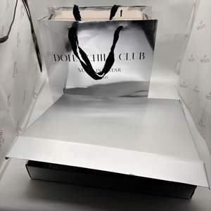 Caja de Envío de Cartón Corrugado Plateado Mate con Logotipo Personalizado para Embalaje y Entrega de Ropa - Product Image 6