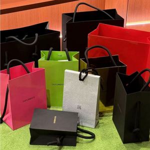 Papel de Regalo de Lujo al por Mayor, Reciclable y Ecológico, con Cinta Personalizada, Impresión Serigrafiada, Duradero y Reutilizable para Ropa - Product Image 6