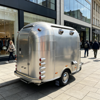 Remorque alimentaire mobile à essieu unique avec enjoliveurs chromés, portes verrouillables et comptoir de service large pour la vente de snacks en bord de route