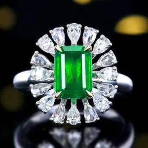 Anillo de Esmeralda Verde Natural de Zambia de 18K y 1.93CT con Halo de 16 Diamantes Blancos Brillantes, Joyería Fina de Colección - Product Image 1