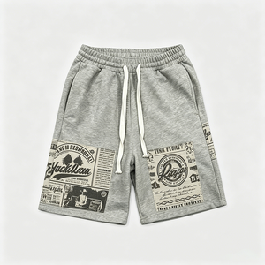 Pantaloncini sportivi grigi da uomo con motivo a giornale effetto distressed e coulisse regolabile, ideali per l'abbigliamento casual estivo e da resort - Product Image 1