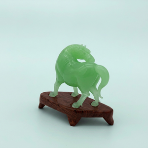 Sculpture de cheval en verre vert faite à la main, décoration de table, design traditionnel, décoration de salon, 1 pièce - Product Image 1