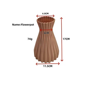 Vaso da Tavolo in <span class=keywords><strong>Plastica</strong></span> con <span class=keywords><strong>Fiori</strong></span> di Seta, Rose e Piante Artificiali Verdi a Forma di Felce - Design Art Déco Riutilizzabile per Pasqua - Product Image 6