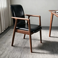 Fauteuil de salle à manger BST Mid Century en noyer avec dossier et assise rembourrés en cuir cognac pour restaurant et hôtel