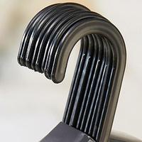 Cintres en plastique noir moulés par injection en PP, fins, peu encombrants, à encoches, antidérapants, pour séchage de vêtements, 42x22x0.6cm, vente en gros