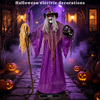 Sorcière d'Halloween vêtu d'une robe violette, tenant une balai lumineux et oscillant, décoration pour maison hantée et pièce secrète