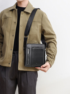 Nouveau sac messager pour homme en PU style streetwear avec décoration rivetée, fermeture éclair, sangle réglable, grande taille, utilisation quotidienne toutes saisons - Product Image 4