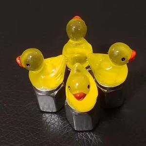 4 capuchons de valve lumineux en forme de canard, adaptés aux voitures, motos et vélos, avec un design mignon de canard jaune - Product Image 1