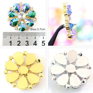 Applique de corsage pour col de robe en strass à dos plat en verre, ornée de pierres de cristal brillantes perlées et d'un bouton argenté, avec base dorée pour vêtements - Product Image 3