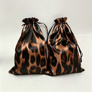 Sacchetto con Coulisse in Raso con Stampa Animalier <span class=keywords><strong>e</strong></span> Logo Personalizzato, Design Trendy per Organizzazione Viaggi <span class=keywords><strong>e</strong></span> Conservazione Abiti - Product Image 1