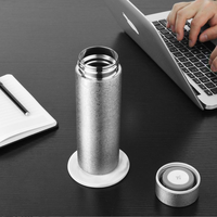 Bouteille isotherme portable en titane personnalisée avec logo pour le camping et les pique-niques