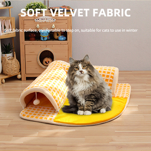 Lit tunnel pliable en peluche douce pour chat, design d'angle avec tapis amovible et lavable, et ensemble de jouets à plumes pour chatons d'intérieur - Product Image 6