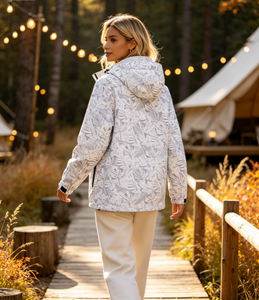 Veste de sport personnalisable pour femme, coupe-vent, à capuche, imprimé camouflage blanc, pour l'automne et l'hiver, idéale pour la randonnée, les voyages et les activités de plein air, multi-usages et élégante - Product Image 3