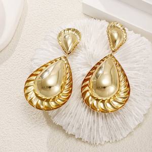 Pendientes de Perlas Talladas Huecas de Estilo Palacio Retro, Elegantes y Sencillos, Chapados en Oro de 14K, Unisex, Regalo de Moda, Nuevo Estilo Sur Dongdaemun - Product Image 3