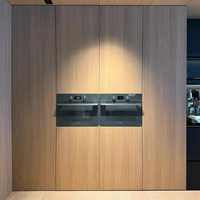 Ensemble d'armoires de cuisine d'angle modernes de luxe avec îlot, en contreplaqué et panneaux mélaminés à surface solide, unité de rangement avec système de levage et porte en acrylique à charnière