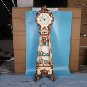 Orologio a Pendolo da Terra Decorativo in Resina Stile Antico Classico con Mensola - Product Image 2