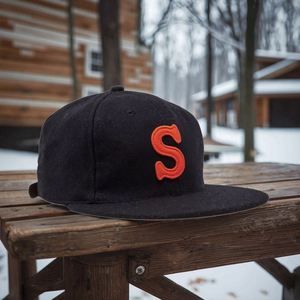 Gorro de Invierno Vintage de Lana de 6 Paneles sin Estructura con Cierre a Presión, Diseño de Personajes en Lona de Calidad, Ideal para Fiestas al Aire Libre y Viajes - Product Image 3