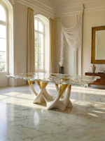 Table à manger en verre ondulé de luxe, base sculpturale artistique avec accent doré pour villa et maison de luxe