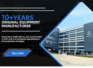 Badge en métal personnalisé par le fabricant, mignon et tendance, épinglette en émail dur ou souple, idéal pour les occasions importantes - Product Image 5