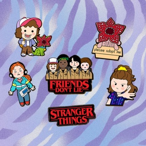 Spilla <span class=keywords><strong>in</strong></span> Metallo Personalizzata a Tema Cartoni Animati e Serie <span class=keywords><strong>TV</strong></span> - Spilla Carina di <span class=keywords><strong>Stranger</strong></span> <span class=keywords><strong>Things</strong></span>, Regalo per Fan con Design Personalizzato - Product Image 1