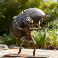 Sculpture en bronze personnalisable de fourmi portant un objet, style dessin animé réaliste, pour la décoration de parcs et de jardins
