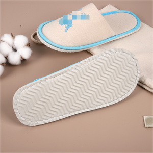 Chaussons d'hôtel et de compagnie aérienne en PVC confortables et avancés, de couleur personnalisée, avec motifs, bordure bleue, blanc, de premier plan mondial - Product Image 2