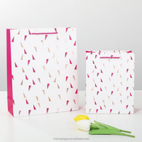 Sacs cadeaux en papier imprimés de confettis colorés, sacs fourre-tout en papier à motifs géométriques tendance, emballages cadeaux pour fêtes d'anniversaire, logo personnalisé