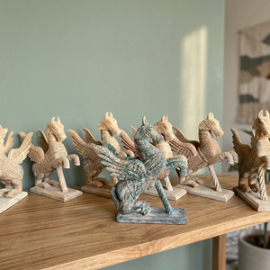 Juego de Esculturas de Caballos Alados de Madera Hechas a Mano, Figuras de Animales Talladas para Decoración de Mesa de Salón - Product Image 6