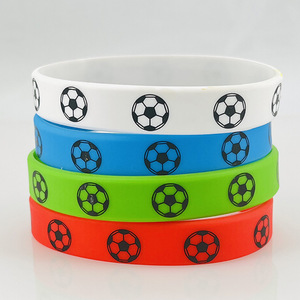 Bracelet en silicone pour supporter <span class=keywords><strong>de</strong></span> football, bracelet en caoutchouc <span class=keywords><strong>pas</strong></span> <span class=keywords><strong>cher</strong></span> pour match <span class=keywords><strong>de</strong></span> football, souvenir d'activité avec logo personnalisé - Product Image 1