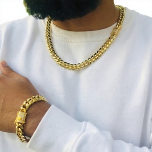 สร้อยคอแบบ Cuban Link ชุบทอง พร้อมตัวล็อกประดับเพชร CZ แบบ Micro Pave สำหรับผู้ชาย ผู้หญิง และทุกเพศ - Product Image 4